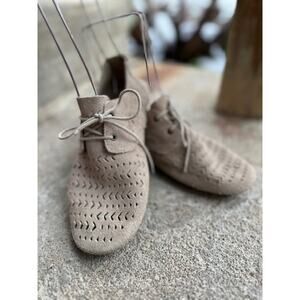 Sanuk Bianca Perforated Suede Oxfords / Natural Lightweight Tie / Women's 7